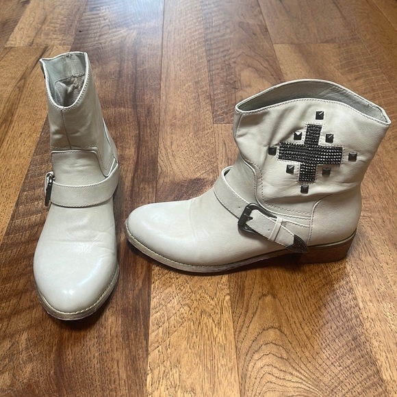 Mia Woman’s Cream Booties Size 10 - Picture 1 of 8